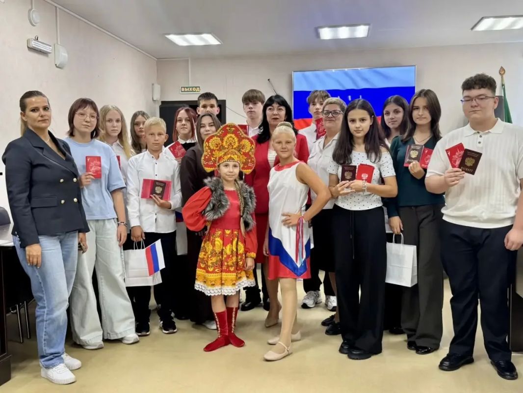 В Хабаровском и Верхнебуреинском районах полицейские совместно с представителями «Движения Первых» и общественниками в преддверии Дня Государственного флага России вручили паспорта подросткам, достигшим 14 лет В Хабаровском и Верхнебуреинском районах полицейские совместно с представителями «Движения Первых» и общественниками в преддверии Дня Государственного флага России вручили паспорта подросткам, достигшим 14 лет