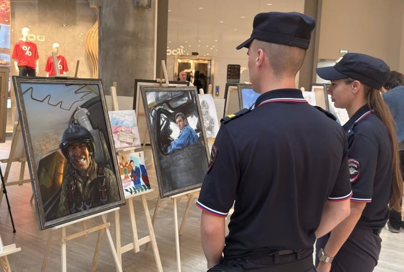Полицейские Хабаровского края представили выставку работ своих детей в рамках празднования Дня офицера России Полицейские Хабаровского края представили выставку работ своих детей в рамках празднования Дня офицера России