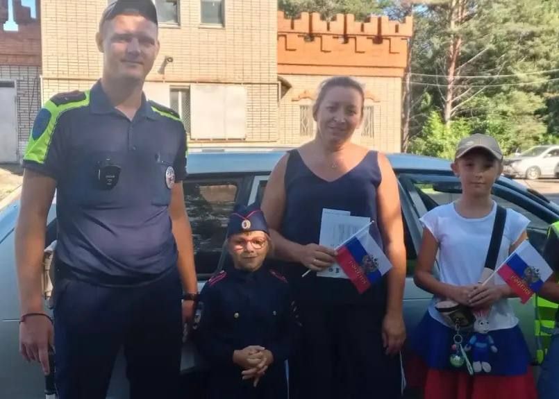 В Вяземском районе сотрудники Госавтоинспекции провели патриотические мероприятия, приуроченные ко Дню Государственного флага Российской Федерации В Вяземском районе сотрудники Госавтоинспекции провели патриотические мероприятия, приуроченные ко Дню Государственного флага Российской Федерации