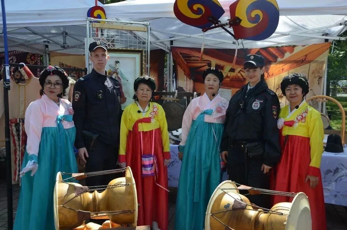 Ирина Волк: ИСТОРИЯ С ГЕОГРАФИЕЙ Сразу в двух регионах России прошли яркие этнофестивали, где можно было прикоснуться к живой культуре северных коренных народов Ирина Волк: ИСТОРИЯ С ГЕОГРАФИЕЙ Сразу в двух регионах России прошли яркие этнофестивали, где можно было прикоснуться к живой культуре северных коренных народов