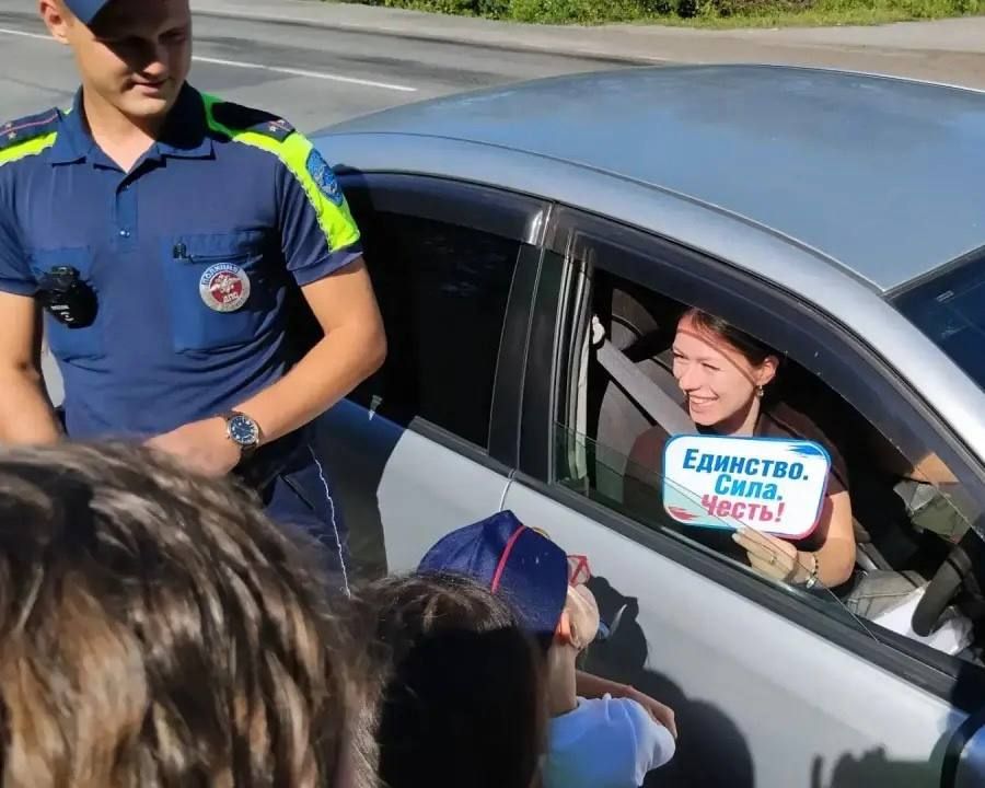 В Вяземском районе сотрудники Госавтоинспекции провели патриотические мероприятия, приуроченные ко Дню Государственного флага Российской Федерации В Вяземском районе сотрудники Госавтоинспекции провели патриотические мероприятия, приуроченные ко Дню Государственного флага Российской Федерации