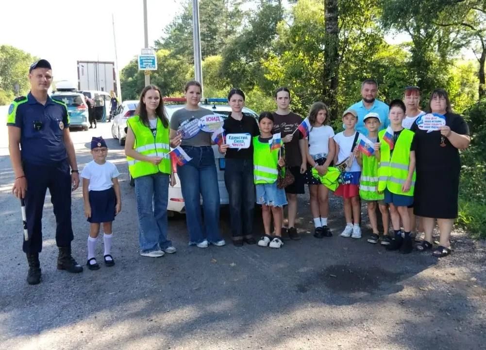 В Вяземском районе сотрудники Госавтоинспекции провели патриотические мероприятия, приуроченные ко Дню Государственного флага Российской Федерации В Вяземском районе сотрудники Госавтоинспекции провели патриотические мероприятия, приуроченные ко Дню Государственного флага Российской Федерации
