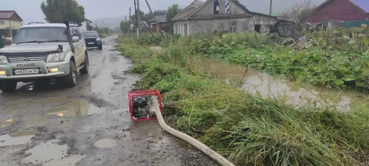Спасатели эвакуируют людей из подтопленных домов на Сахалине Спасатели эвакуируют людей из подтопленных домов на Сахалине
