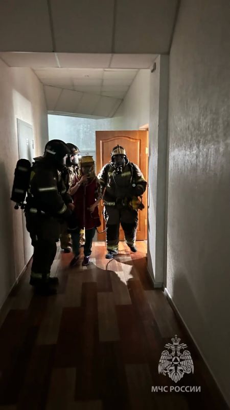 Комсомольские пожарные МЧС России потушили условное пламя в крупном торговом центре Комсомольские пожарные МЧС России потушили условное пламя в крупном торговом центре