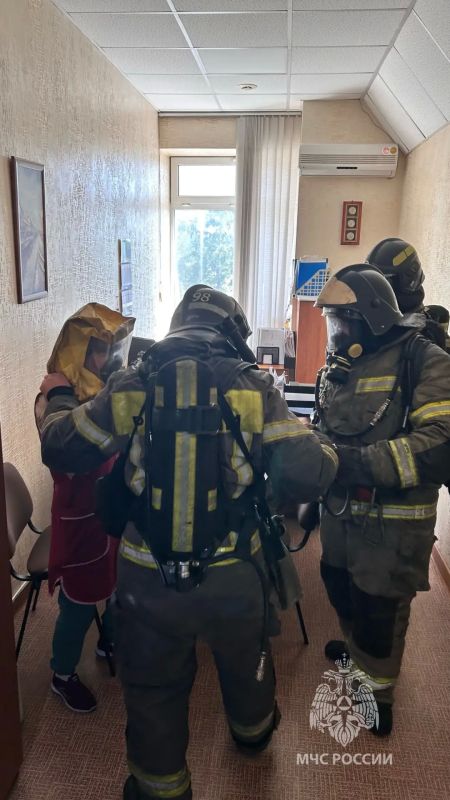 Комсомольские пожарные МЧС России потушили условное пламя в крупном торговом центре Комсомольские пожарные МЧС России потушили условное пламя в крупном торговом центре