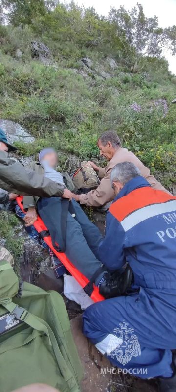 Рыбалка пуще неволи. Спасатели МЧС России эвакуировали травмированного рыбака с правобережного крутого склона реки Амур Рыбалка пуще неволи. Спасатели МЧС России эвакуировали травмированного рыбака с правобережного крутого склона реки Амур