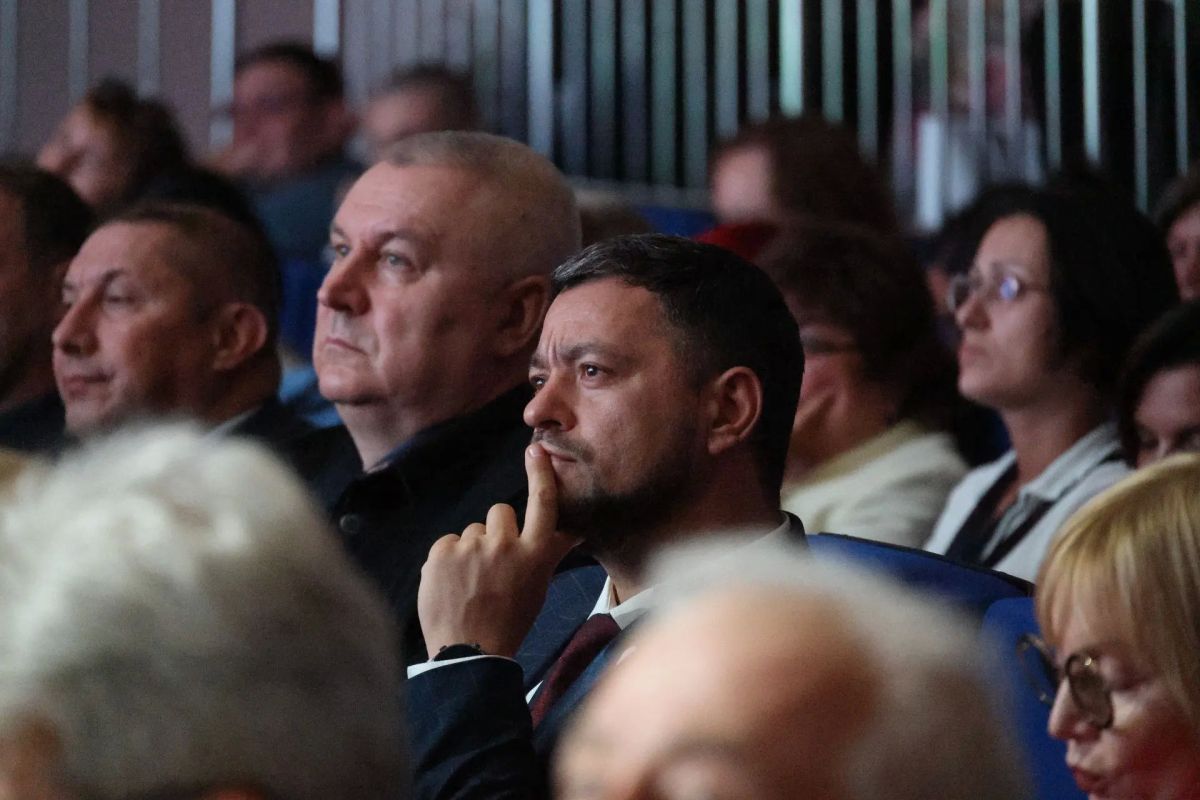 Дмитрий Демешин: Вместе с учителями, руководителями школ, родителями и органами власти определили ключевые направления развития образования в регионе Дмитрий Демешин: Вместе с учителями, руководителями школ, родителями и органами власти определили ключевые направления развития образования в регионе