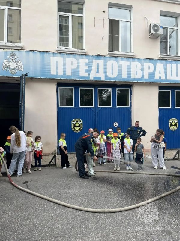 Акция «Мои безопасные каникулы» подходит к концу, но полезные уроки с сотрудниками МЧС России продолжаются Акция «Мои безопасные каникулы» подходит к концу, но полезные уроки с сотрудниками МЧС России продолжаются