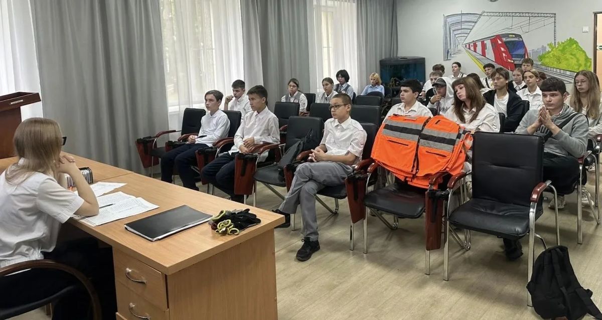 Хабаровские транспортные полицейские провели профилактическую лекцию для воспитанников Дальневосточной детской железной дороги Хабаровские транспортные полицейские провели профилактическую лекцию для воспитанников Дальневосточной детской железной дороги