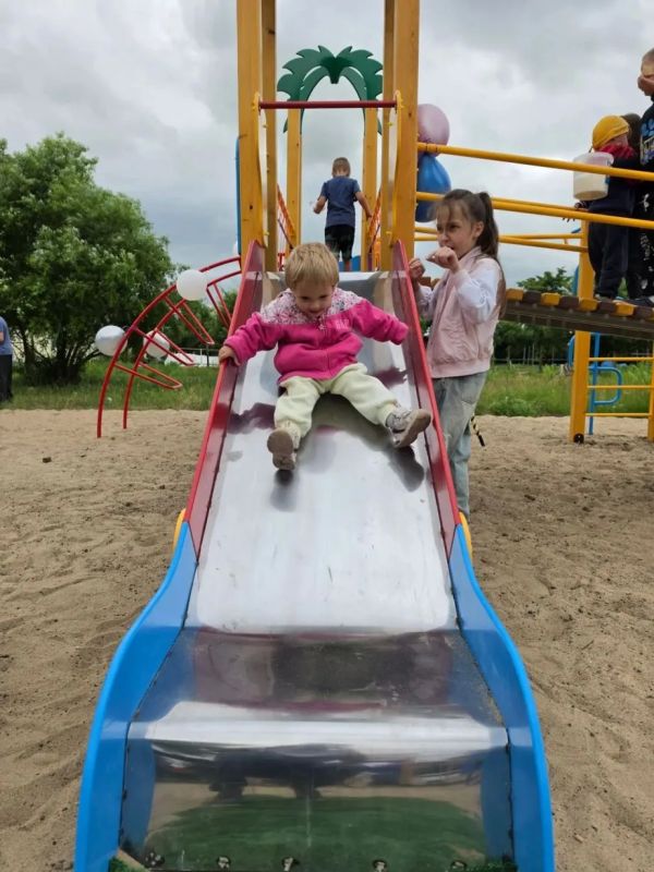 Дети села Галкино веселятся на новой игровой площадке Дети села Галкино веселятся на новой игровой площадке
