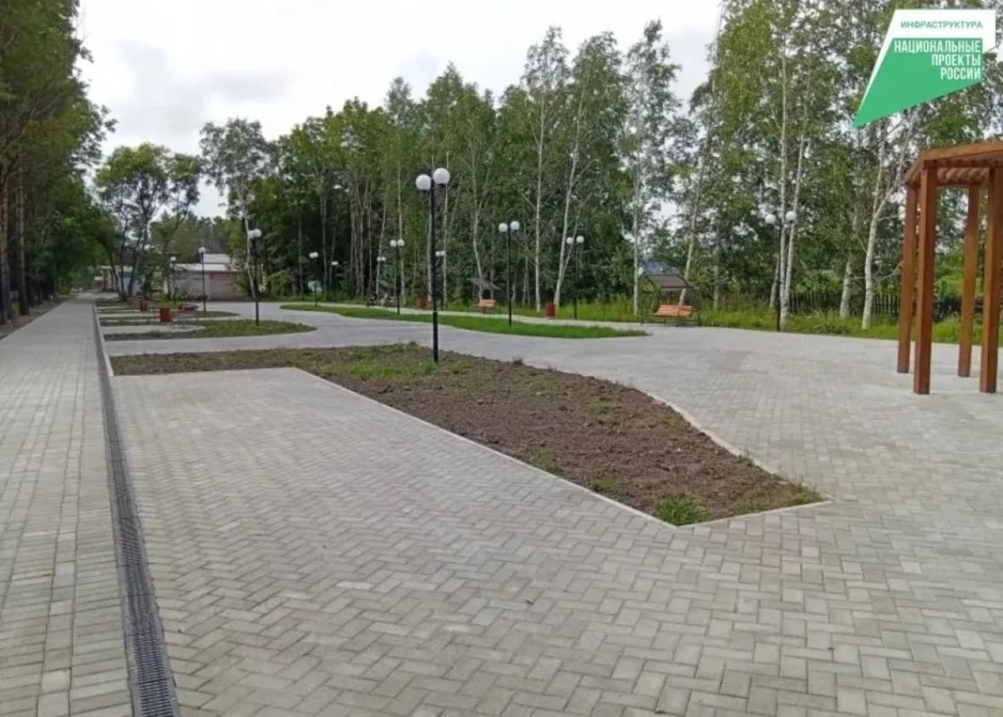 В Вяземском районе пустырь превратили в современную зеленую аллею