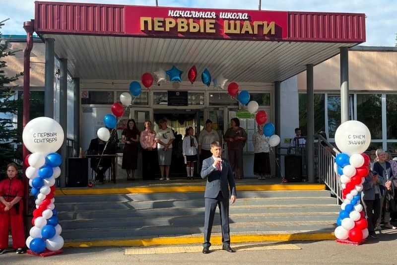 Министр Андрей Самойлов поздравил ребят школы "Первые шаги" с началом нового учебного года