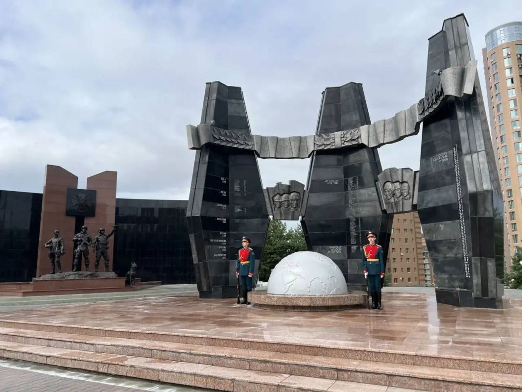 Торжественная церемония возложения венков и цветов к Вечному огню прошла в Хабаровске Торжественная церемония возложения венков и цветов к Вечному огню прошла в Хабаровске