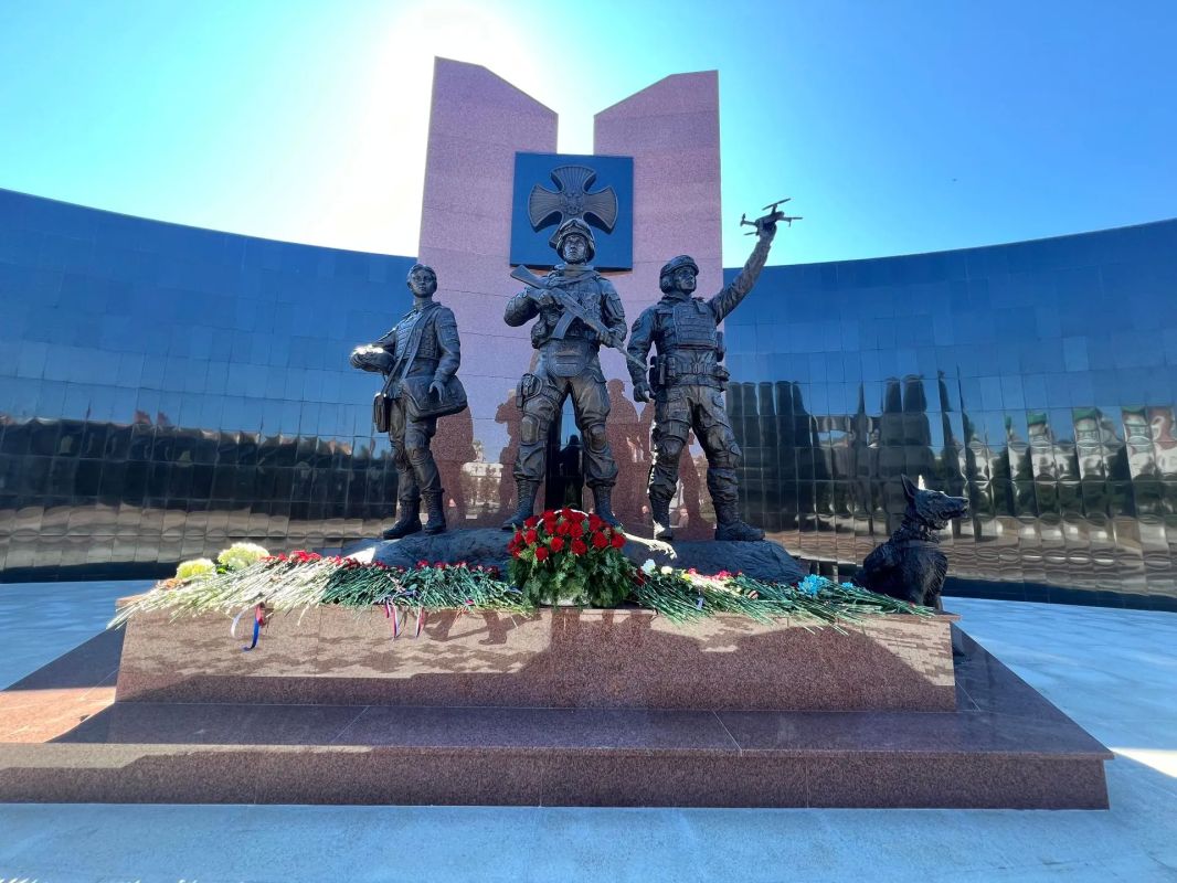Память героев у новых мемориалов в Хабаровске почтили сотрудники главного управления Память героев у новых мемориалов в Хабаровске почтили сотрудники главного управления