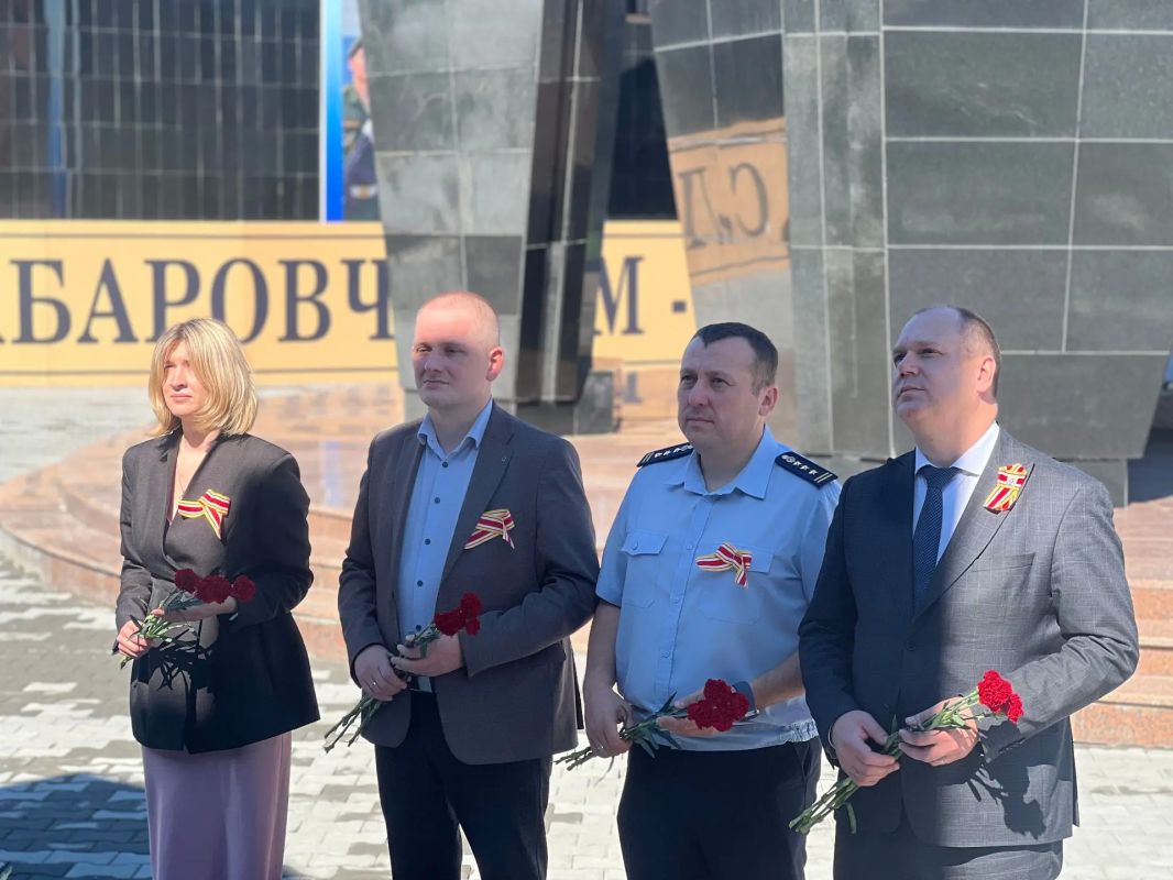 Память героев у новых мемориалов в Хабаровске почтили сотрудники главного управления Память героев у новых мемориалов в Хабаровске почтили сотрудники главного управления