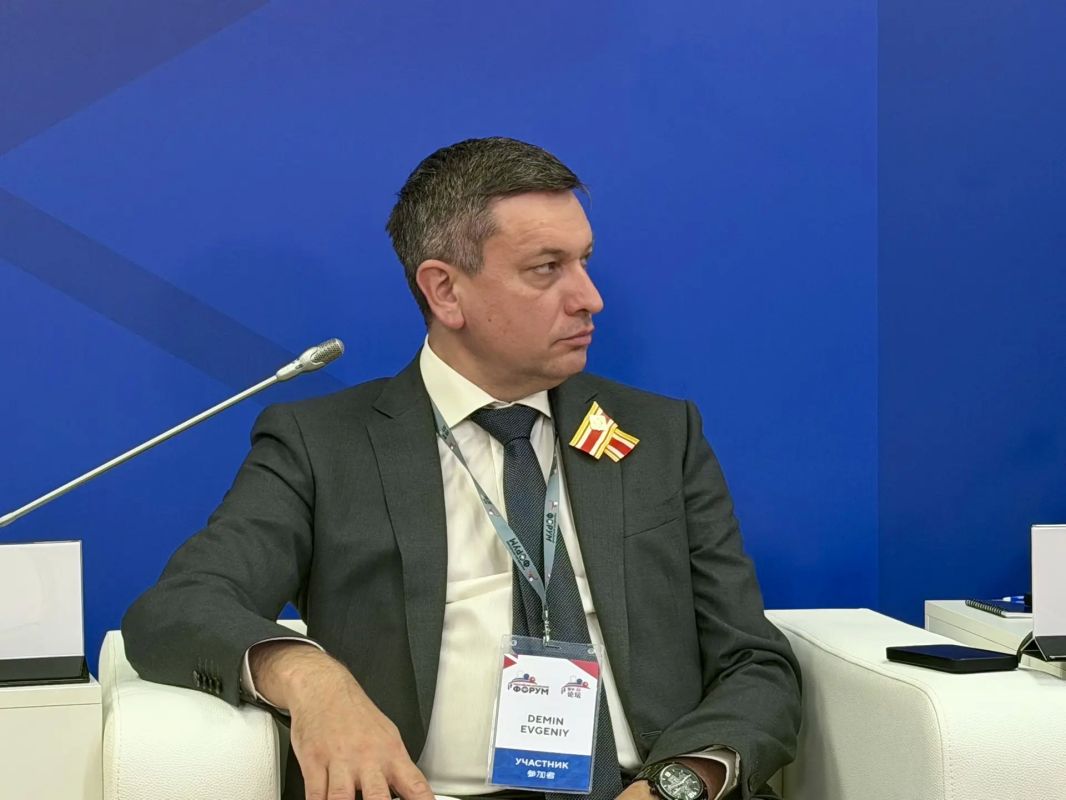 Министр цифрового развития и связи края Евгений Демин принял участие в обсуждении развития ИИ на сессии «Дальневосточный вектор ИИ: синергия России и Китая», организованной при поддержке партнёра — ПАО «Сбербанк» Министр цифрового развития и связи края Евгений Демин принял участие в обсуждении развития ИИ на сессии «Дальневосточный вектор ИИ: синергия России и Китая», организованной при поддержке партнёра — ПАО «Сбербанк»