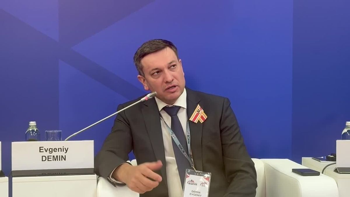 Министр цифрового развития и связи края Евгений Демин принял участие в обсуждении развития ИИ на сессии «Дальневосточный вектор ИИ: синергия России и Китая», организованной при поддержке партнёра — ПАО «Сбербанк»