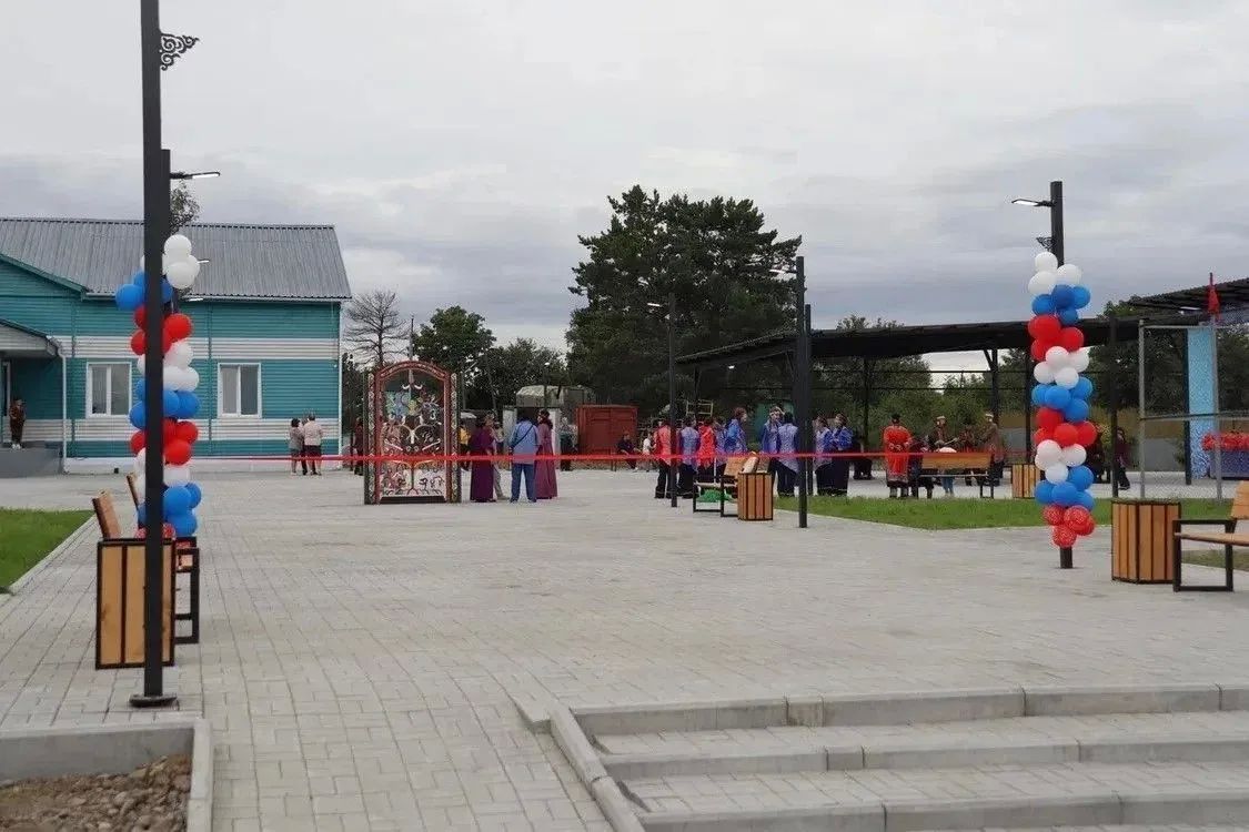 Новую площадку у Межпоселенческого центра нанайской культуры открыли в селе Джари Новую площадку у Межпоселенческого центра нанайской культуры открыли в селе Джари