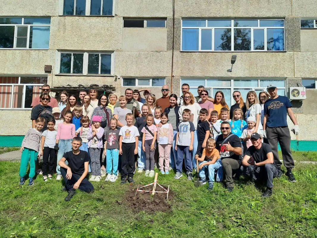 5 сентября Дальневосточное содружество "Наследие" на территории экономической гимназии Хабаровска высадили более 160 саженцев сосны 5 сентября Дальневосточное содружество "Наследие" на территории экономической гимназии Хабаровска высадили более 160 саженцев сосны