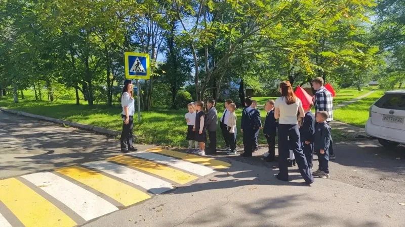 Сотрудники Госавтоинспекции Хабаровского и Комсомольского районов присоединились к информационно-пропагандистскому мероприятию «Возьми меня за руку» Сотрудники Госавтоинспекции Хабаровского и Комсомольского районов присоединились к информационно-пропагандистскому мероприятию «Возьми меня за руку»