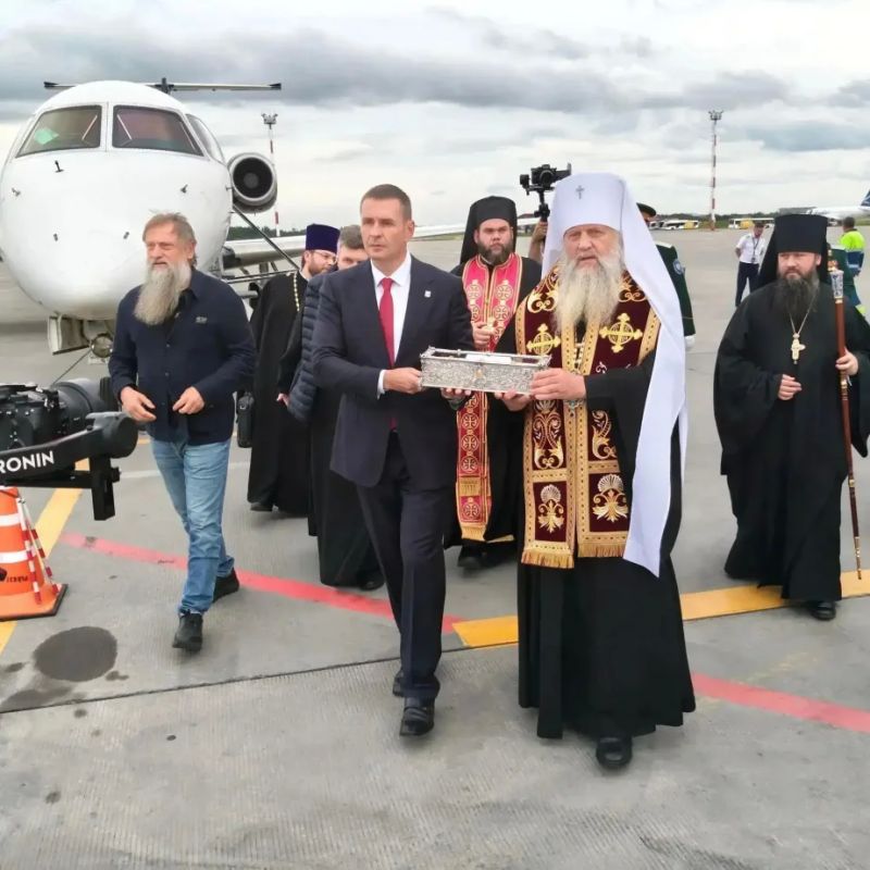 Второй день хабаровчане приходят в Спасо Преображенский собор приложиться к мощам святителя Спиридона Тримифунтского Второй день хабаровчане приходят в Спасо Преображенский собор приложиться к мощам святителя Спиридона Тримифунтского