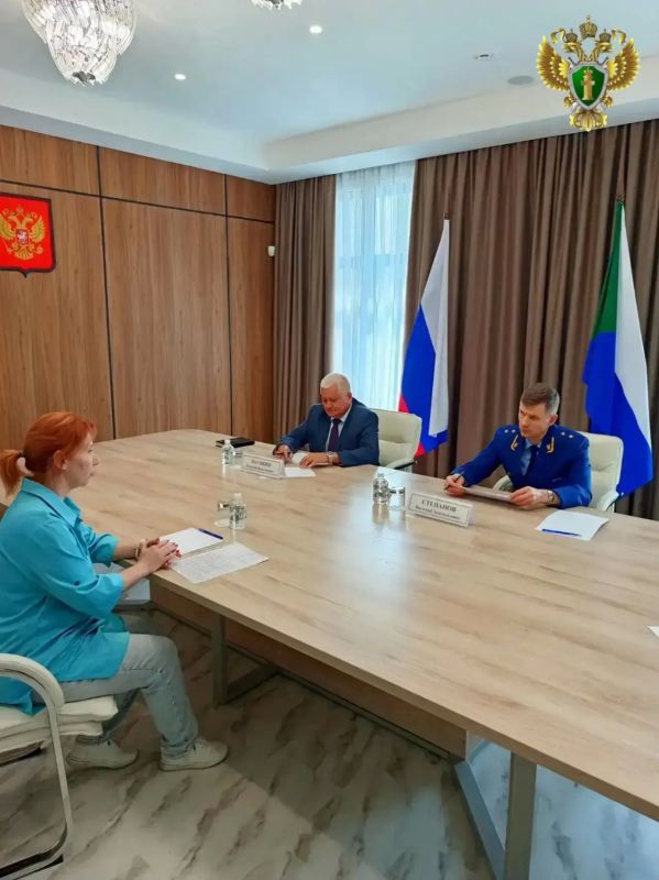 Прокурор Хабаровского края Виталий Степанов совместно с главным федеральным инспектором по субъекту Российской Федерации Василием Нагибиным провел личный прием граждан в приёмной Президента Российской Федерации Прокурор Хабаровского края Виталий Степанов совместно с главным федеральным инспектором по субъекту Российской Федерации Василием Нагибиным провел личный прием граждан в приёмной Президента Российской Федерации