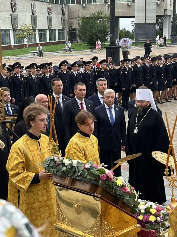 Второй день хабаровчане приходят в Спасо Преображенский собор приложиться к мощам святителя Спиридона Тримифунтского Второй день хабаровчане приходят в Спасо Преображенский собор приложиться к мощам святителя Спиридона Тримифунтского