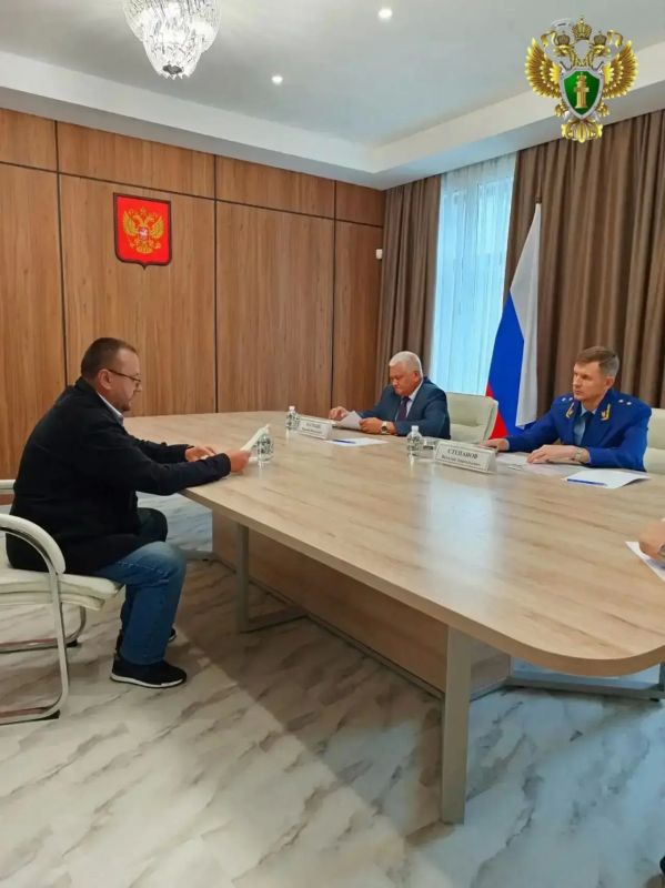 Прокурор Хабаровского края Виталий Степанов совместно с главным федеральным инспектором по субъекту Российской Федерации Василием Нагибиным провел личный прием граждан в приёмной Президента Российской Федерации Прокурор Хабаровского края Виталий Степанов совместно с главным федеральным инспектором по субъекту Российской Федерации Василием Нагибиным провел личный прием граждан в приёмной Президента Российской Федерации