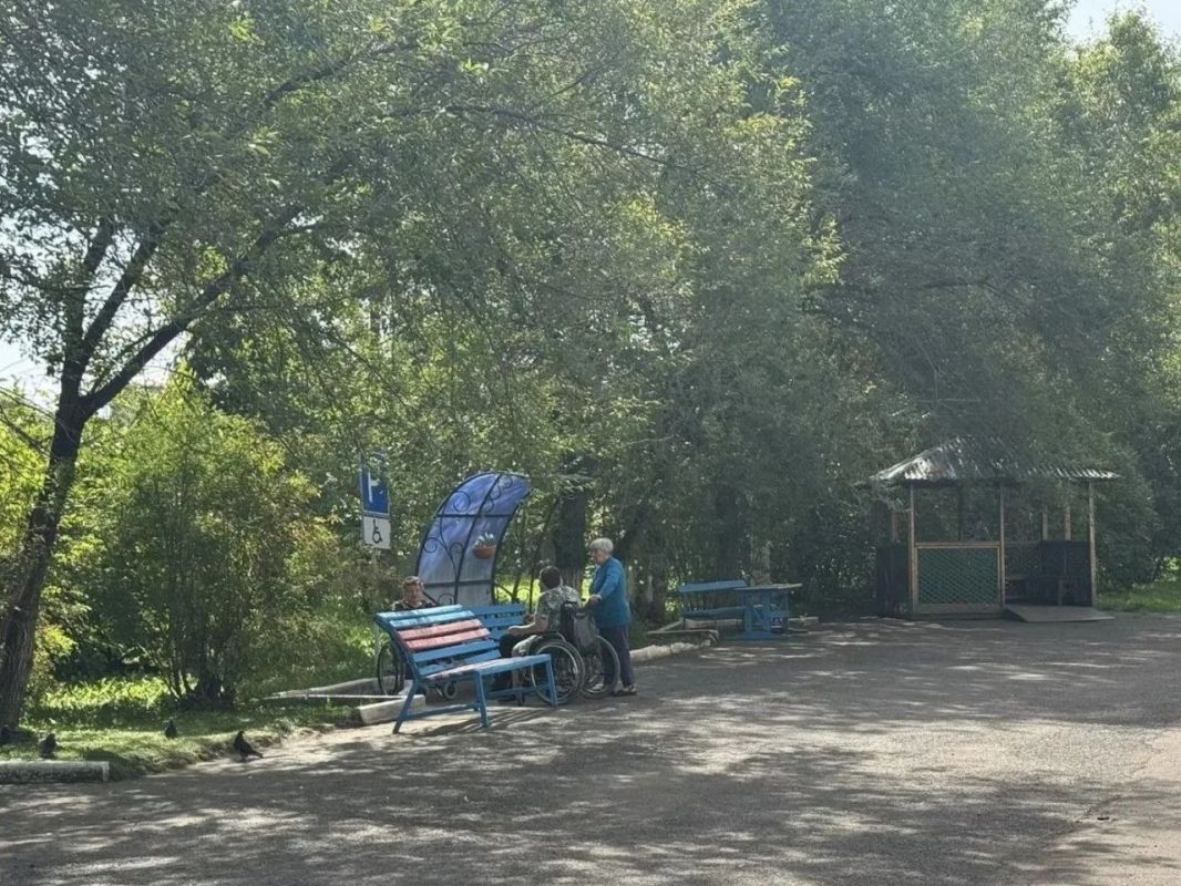 Александр Жорник: По приглашению руководителя КГБУ «Комсомольский-на-Амуре дом-интернат для престарелых и инвалидов» Владимира Михайловича Князева посетил учреждение и ознакомился с условиями проживания подопечных Александр Жорник: По приглашению руководителя КГБУ «Комсомольский-на-Амуре дом-интернат для престарелых и инвалидов» Владимира Михайловича Князева посетил учреждение и ознакомился с условиями проживания подопечных