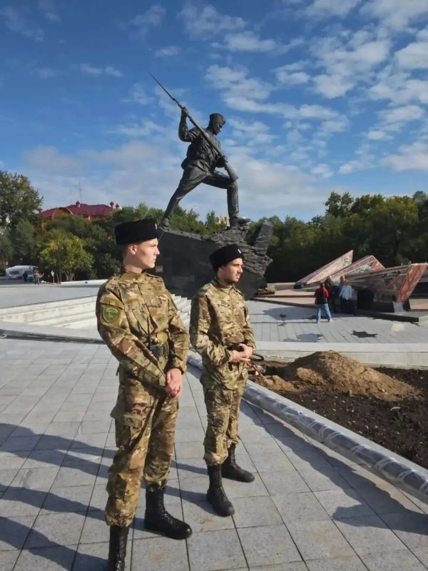 Уссурийские казаки взяли под охрану памятник русскому солдату Ивану в Хабаровске Уссурийские казаки взяли под охрану памятник русскому солдату Ивану в Хабаровске