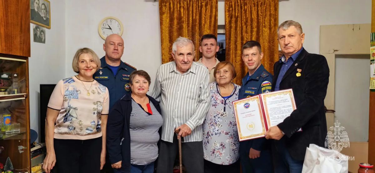 Сотрудники МЧС России поздравили с 90-летием ветерана пожарной охраны Геннадия Червенко Сотрудники МЧС России поздравили с 90-летием ветерана пожарной охраны Геннадия Червенко