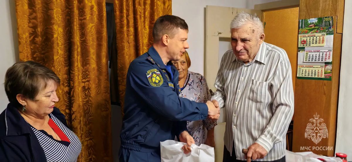 Сотрудники МЧС России поздравили с 90-летием ветерана пожарной охраны Геннадия Червенко Сотрудники МЧС России поздравили с 90-летием ветерана пожарной охраны Геннадия Червенко
