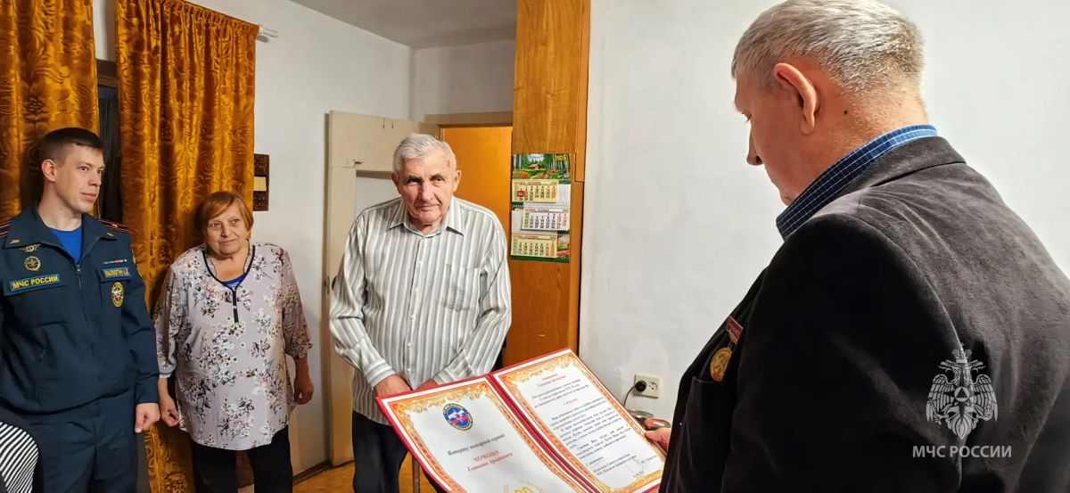 Сотрудники МЧС России поздравили с 90-летием ветерана пожарной охраны Геннадия Червенко Сотрудники МЧС России поздравили с 90-летием ветерана пожарной охраны Геннадия Червенко