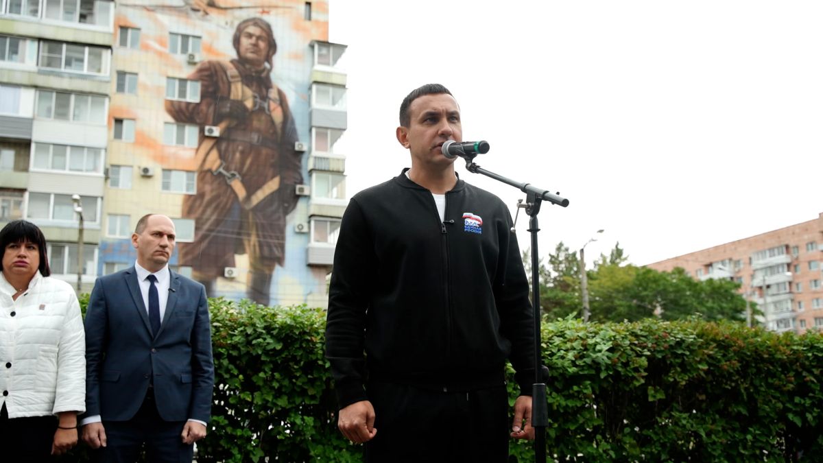 Максим Иванов: «Маресьев снова смотрит в небо над Комсомольском» Максим Иванов: «Маресьев снова смотрит в небо над Комсомольском»