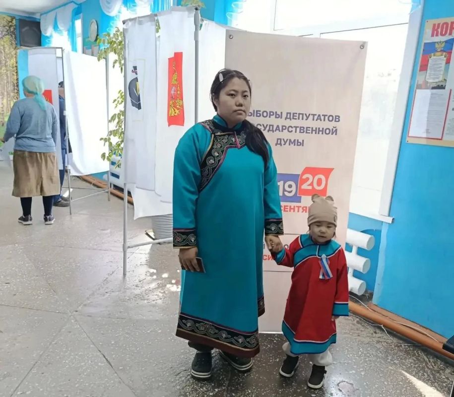 Жители Хабаровского края из числа коренных малочисленных народов Севера тоже не остаются в стороне: они чтят традиции своего народа и на избирательные участки приходят в национальных костюмах Жители Хабаровского края из числа коренных малочисленных народов Севера тоже не остаются в стороне: они чтят традиции своего народа и на избирательные участки приходят в национальных костюмах