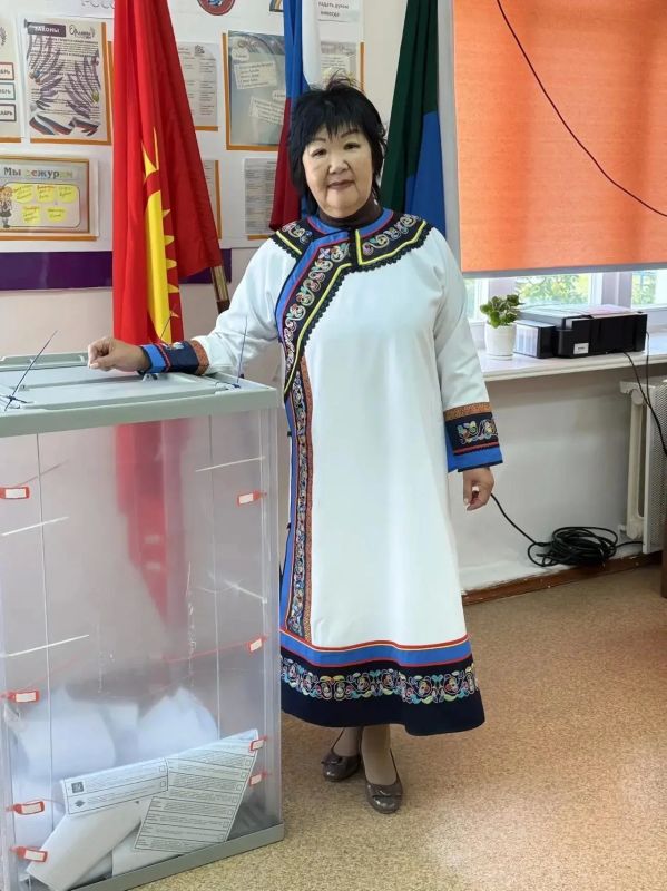Жители Хабаровского края из числа коренных малочисленных народов Севера тоже не остаются в стороне: они чтят традиции своего народа и на избирательные участки приходят в национальных костюмах Жители Хабаровского края из числа коренных малочисленных народов Севера тоже не остаются в стороне: они чтят традиции своего народа и на избирательные участки приходят в национальных костюмах