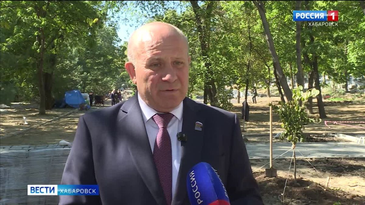 Уссурийский бульвар продолжает преображаться: к акции по высадке деревьев присоединились горожане