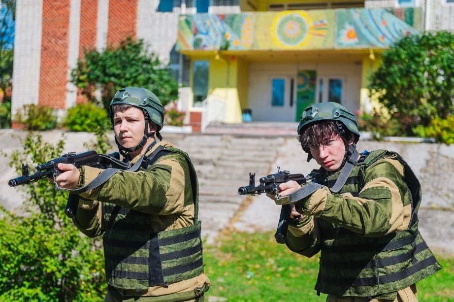 Курс молодого бойца: более тысячи старшеклассников Хабаровского края пройдут учебные сборы по основам военной службы Курс молодого бойца: более тысячи старшеклассников Хабаровского края пройдут учебные сборы по основам военной службы
