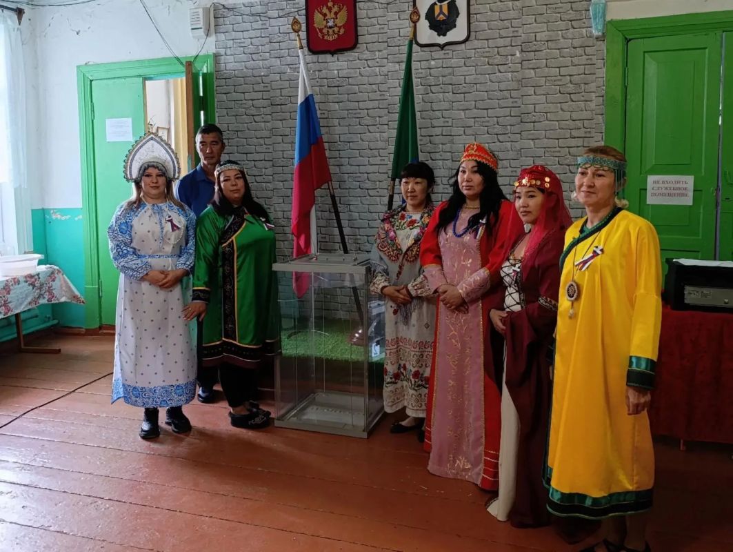 Жители муниципальных образований Хабаровского края продолжают активно голосовать на избирательных участках Жители муниципальных образований Хабаровского края продолжают активно голосовать на избирательных участках