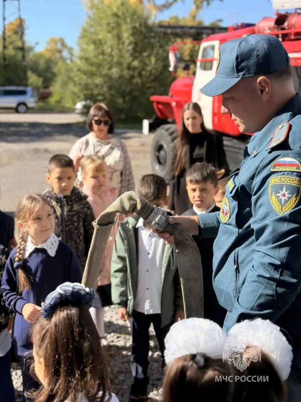 Первый раз не только в первый класс, но и в пожарную часть Первый раз не только в первый класс, но и в пожарную часть