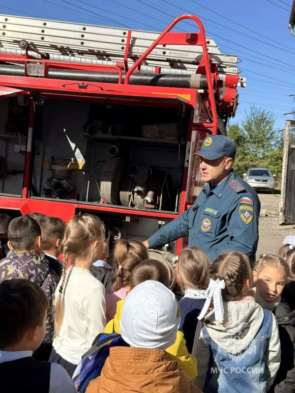 Первый раз не только в первый класс, но и в пожарную часть Первый раз не только в первый класс, но и в пожарную часть