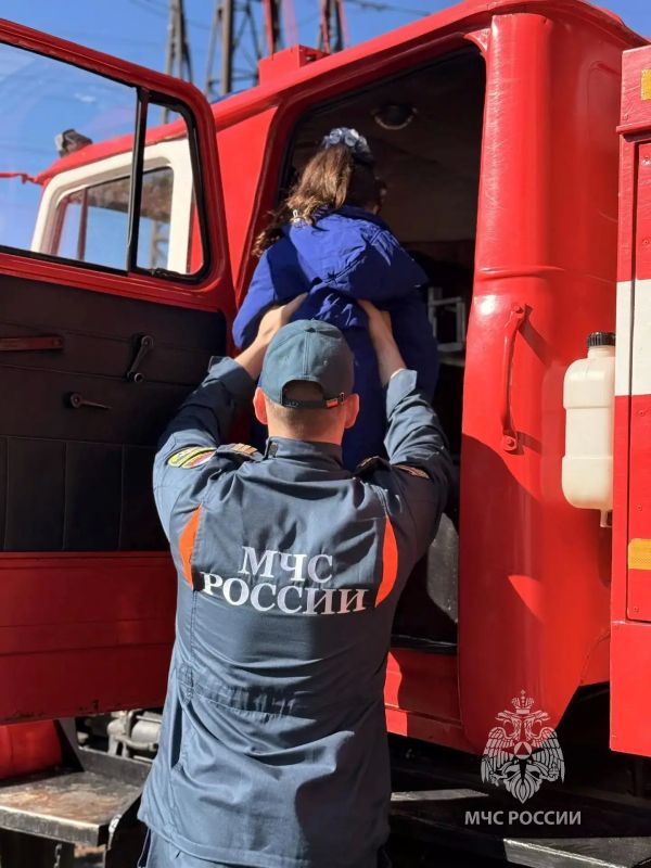 Первый раз не только в первый класс, но и в пожарную часть Первый раз не только в первый класс, но и в пожарную часть