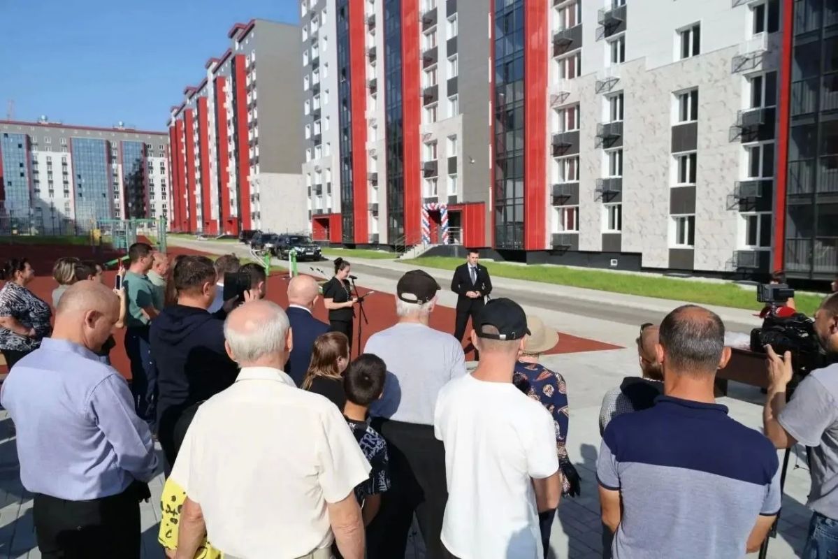 Шесть семей, живших в аварийных домах, получили от губернатора Хабаровского края Дмитрия Демешина ключи от новых квартир Шесть семей, живших в аварийных домах, получили от губернатора Хабаровского края Дмитрия Демешина ключи от новых квартир