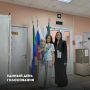 В выходные многие приходят голосовать целыми семьями – родители с детства показывают детям, как важно принимать участие в выборе будущего страны