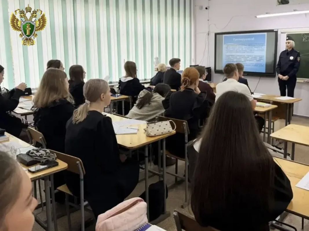 Старший помощник прокурора г. Комсомольска-на-Амуре и сотрудник Госавтоинспекции провели правовой урок для старшеклассников Старший помощник прокурора г. Комсомольска-на-Амуре и сотрудник Госавтоинспекции провели правовой урок для старшеклассников