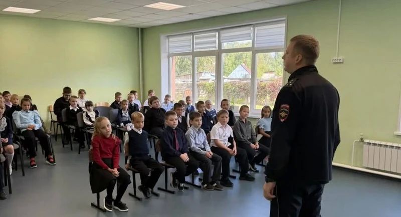 В Бикинском районе сотрудники Госавтоинспекции провели профилактические беседы для школьников В Бикинском районе сотрудники Госавтоинспекции провели профилактические беседы для школьников