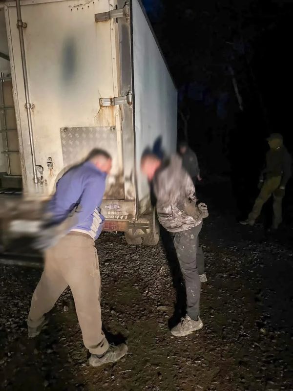 Работников депо поймали с поличным при краже солярки в Хабаровском крае