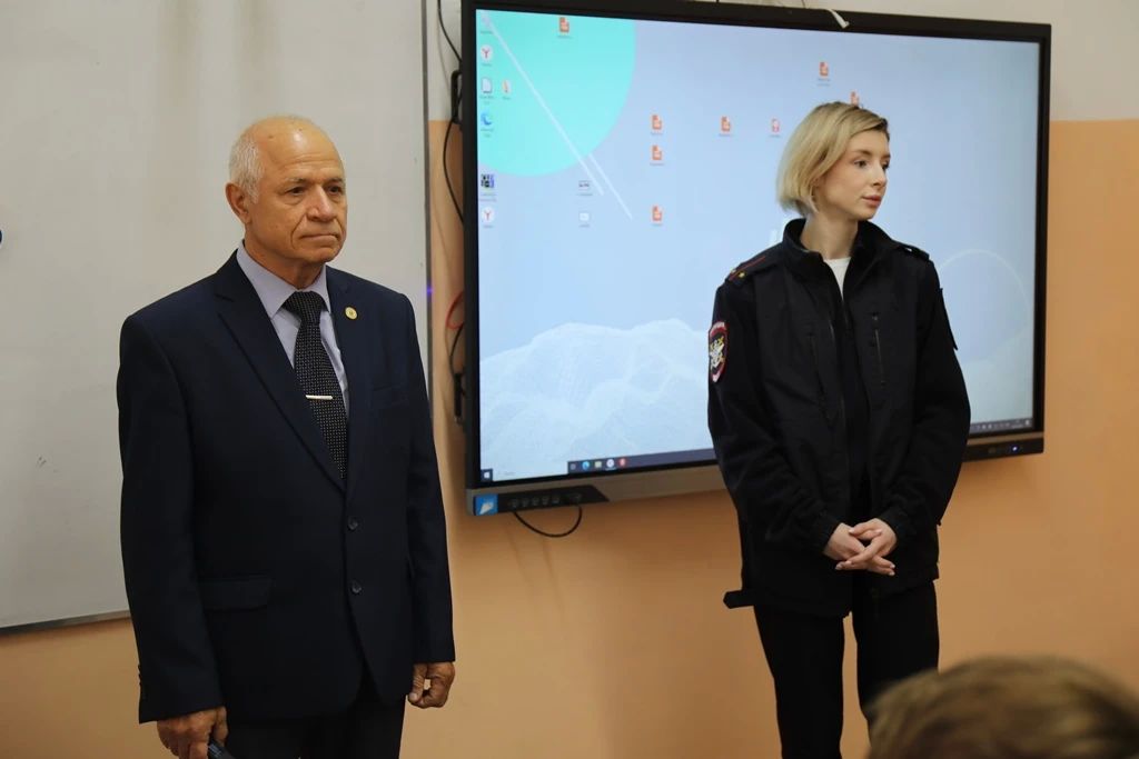 Инспектор по делам несовершеннолетних Хабаровского линейного управления МВД России на транспорте совместно с заместителем председателя Совета ветеранов УТ МВД России по Дальневосточному федеральному округу Анатолием Беляевым... Инспектор по делам несовершеннолетних Хабаровского линейного управления МВД России на транспорте совместно с заместителем председателя Совета ветеранов УТ МВД России по Дальневосточному федеральному округу Анатолием Беляевым...