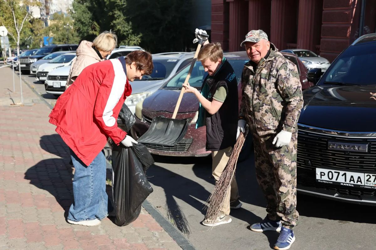 Депутаты Законодательной Думы приняли участие в городском субботнике Депутаты Законодательной Думы приняли участие в городском субботнике