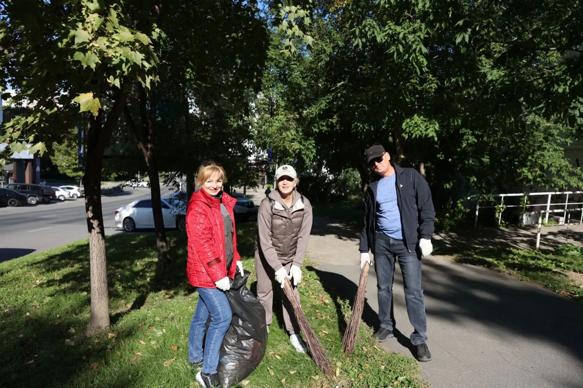 Депутаты Законодательной Думы приняли участие в городском субботнике Депутаты Законодательной Думы приняли участие в городском субботнике